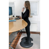 Stehende Person nutzt eine ergonomische Anti-Ermüdungsmatte am Schreibtisch.