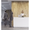 Standgarderobe mit mehreren Haken in einem modernen Empfangsbereich.