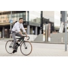 Person auf einem Fahrrad in städtischer Umgebung mit Teleskopgehäuse für Moderationspapier.