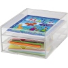 Transparente Schubladenbox aus Acryl mit drei Schubladen, gefüllt mit Unterlagen und Stiften.