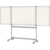Klapptafel mit drei Schreibflächen, mobilem Gestell und Rollen, geschlossen präsentiert.