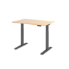 Höhenverstellbarer Schreibtisch aus Ahorn mit graphitfarbenen Tischstützen und einem Tast-Schalter.