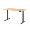 Höhenverstellbarer Schreibtisch in Eiche mit graphitfarbenem Gestell, montiert auf zwei Füßen.