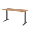 Höhenverstellbarer Schreibtisch in Nussbaum mit grauen Tischbeinen und Bedienfeld an der Seite.