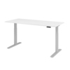 Weißer, elektrisch höhenverstellbarer Schreibtisch mit silbernen Tischbeinen und Tast-Schalter.