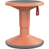 Ein lachsorangenfarbener Kindersitzhocker mit einer runden Sitzfläche und einem stabilen Standfuß.