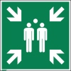 Grünes Hinweisschild mit drei Personen und Pfeilen zur Sammelstelle.