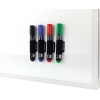 Vier Boardmarker in magnetoSleeves haften an einem Whiteboard.