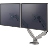 Doppel-Monitorarm in silber mit zwei montierten Monitoren und flexibler Halterung.