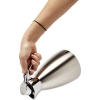 Hand hält eine elegante, matte Isolierkanne mit glänzendem Griff zum Ausschenken.