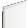 Eckansicht eines eleganten weißen Whiteboards mit eloxiertem Aluminium-Rahmen.