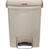 Beige Tretabfalleimer mit Pedal und flachem Deckel, geeignet für platzsparende Anwendungen.