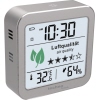 Quadratischer Luftsensor mit digitaler Anzeige von Uhrzeit, Temperatur und Luftfeuchtigkeit.
