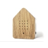 Lautsprecher in Form eines Hauses mit Holzfront und weißen Seiten, zeigt ein einfaches Design.