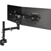 Monitorschwenkarm mit zwei Armen, montiert hinter zwei Bildschirmen in ergonomischer Position.