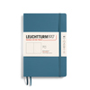 Notizbuch in stone blue mit Hardcover, elastischem Band und Einbandinformation im Vintage-Stil.