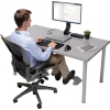 Person sitzt an einem Schreibtisch und verwendet eine ergonomische Fußstütze.
