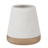 Windlicht aus weißem Keramik mit floralem Relief und Holzfuß.