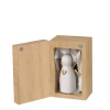 Weiße Engel-Dekorationsfigur in einer Holzbox mit Magnetverschluss.