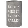 Zylindrischer Weinkühler aus Beton mit eingravierten Worten: Leben, Lieben, Lachen, Lallen.