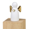 Weißer Engel mit goldenen Flügeln und Herz auf einer Holzplatte.