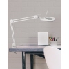 Leuchtlupe mit flexiblem Arm und Schutzklappe auf einem Schreibtisch, umgeben von Büromaterial.