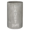 Grauer Beton-Weinkühler mit aufgedrucktem Schriftzug "LÄUFT".