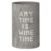 Grauer, zylindrischer Weinkühler aus Beton mit geprägt Schriftzug "ANY TIME IS WINE TIME".