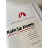 Weißes DIN A5 Notizbuch mit punktkariertem Innenteil und Prägung "op kölsch".