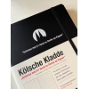 Schwarzes Notizbuch mit Prägung und punktkarierten Seiten im DIN A5 Format.