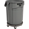 Grauer Rubbermaid BRUTE® Transportroller mit einem Müllbehälter, abgebildet auf fünf Rollen.