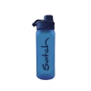 Blaue Trinkflasche mit Drehverschluss und Befestigungshaken, beschriftet mit 'Satch'.