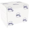 Kleenex Toilettenpapier im Einzelblattsystem, ordentlich gestapelt und mit Logo bedruckt.