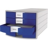 Schubladenbox mit lichtgrauem Gehäuse und blauen Schubladen, teilweise geöffnet und beschriftet.