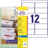 Weißes Paket mit Adressetiketten in verschiedenen Größen auf grauem Hintergrund.