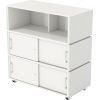 Rollbare weiße Theke mit drei Fächern und zwei abschließbaren Schiebetüren.