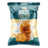 Tüte mit Brezel Crackern, neben einem Stapel der knusprigen, veganen Snacks.