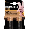 Zwei Duracell Plus C Batterien in Verpackung mit einem pinken Hasenmaskottchen.