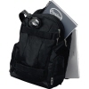 Schwarzer Notebookrucksack mit Inhalten wie Notizblock und Laptop, Dekoration nicht enthalten.