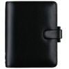 Schwarzer, glatt strukturierter Planer mit Druckknopfverschluss und klassischem Design.