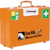 Oranger Erste Hilfe Koffer mit Aufschrift "Erste Hilfe Baustelle" und verschiedenen Symbolen.