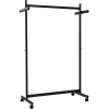 Standgarderobe in Schwarz mit Kleiderstange, Haken und Rollen zur einfachen Mobilität.