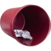 Roter Papierkorb aus Recyclingmaterial mit zerknülltem Papier im Inneren.