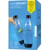 Zwei 1-Liter-Sodastream Kunststoffflaschen in einer Verpackung, eine Flasche enthält Sprudelwasser.