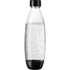 Transparente Sprudlerflasche mit schwarzem Deckel und Boden, gefüllt mit sprudelndem Wasser.