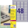 Silbernes Typenschildetikett mit der Nummer 48, verpackt für Laser-Drucker, neben Laptop.