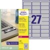 Typenschildetiketten auf einem Laptop mit Nummer 27 und Verpackung im Hintergrund.