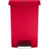 Roter Tretabfalleimer mit Pedal und geräuscharmem Schließmechanismus.