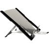 Laptopständer mit verstellbarer Neigung und Stützfüßen in seitlicher Ansicht.