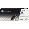 HP Toner schwarz 143A in Originalverpackung auf hellem Hintergrund.